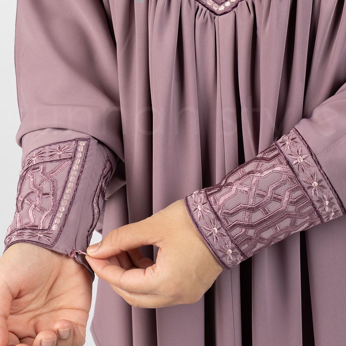 Sunnah Style Khamak Embroidered Bisht Abaya Elderberry